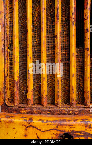 Grille de calandre sur de vieux tracteur rouillé Banque D'Images