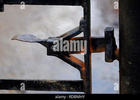 Rusty metal ancien levier du verrou de porte Banque D'Images