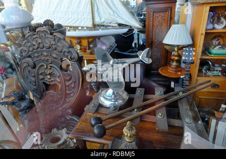 Modèle en métal de spitfire avion dans antique shop window display Banque D'Images