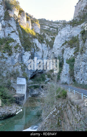 Une route pavée d'entrer dans le canyon de la rivière Veral, gris avec une gorge rock au coucher du soleil à Foz de Binies zone rurale, en Aragon, Espagne Banque D'Images