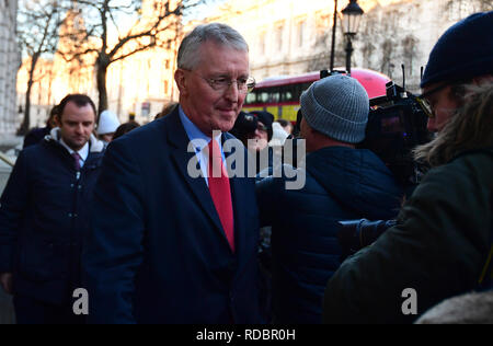 Hilary Benn MP du travail dans la région de Whitehall, Londres à l'extérieur du bureau du Cabinet, après que le premier ministre a annoncé qu'elle allait inviter les chefs de parti à la Chambre des communes et d'autres parlementaires dans de discussion pour obtenir un consensus parlementaire sur la voie à suivre sur Brexit. Banque D'Images