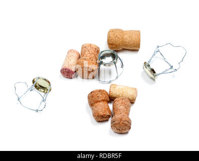 Bouchons de champagne et vin muselets après la fête. Isolé sur fond blanc. Banque D'Images