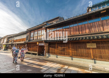 Kanazawa, Ishikawa, Japon - Août, 2018 : les touristes locaux non identifié portant des kimono à marcher le long des maisons de thé traditionnelles dans le quartier de Higashi Chaya Banque D'Images