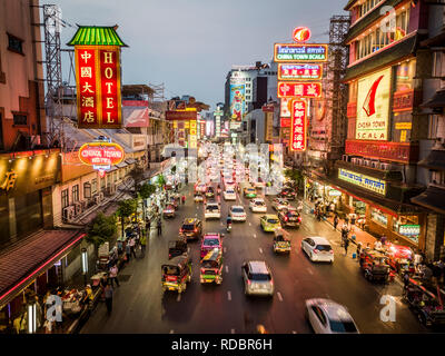 CHINATOWN, BANGKOK, THAÏLANDE - 27 mars 2018 : nuit à Yaowarat road, la rue principale de la ville chinoise de Bangkok, Thaïlande le 27 mars 2018. Banque D'Images