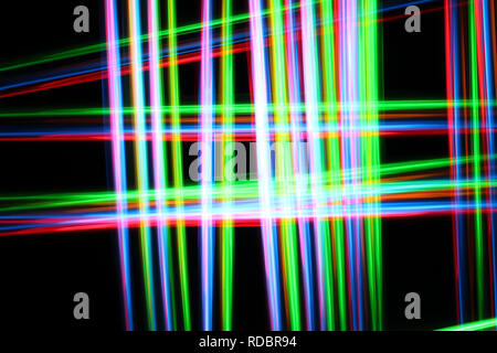 Une lumière brillante et colorée peinture abstraite image avec le rouge, vert, bleu et jaune lignes floues sur un arrière-plan noir, la création d'un filet Banque D'Images