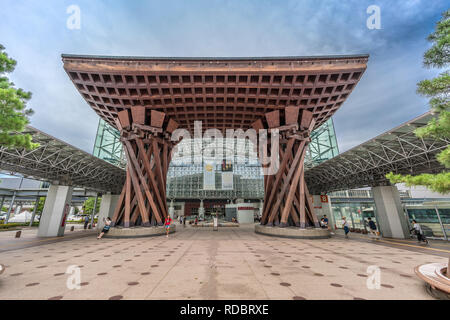 Tsuzumimon ou TSUZUMI-mon Drum Gate et Motenashi (bienvenue) Dome à l'entrée est de la gare JR Kanazawa. Kanazawa, préfecture d'Ishikawa, Japon Banque D'Images