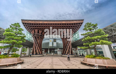 Tsuzumimon ou TSUZUMI-mon Drum Gate et Motenashi (bienvenue) Dome à l'entrée est de la gare JR Kanazawa. Kanazawa, préfecture d'Ishikawa, Japon Banque D'Images