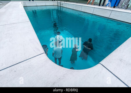 'La Piscine' sous l'eau. Illusion optique travaux de Leandro Erlich au 21e siècle Musée d'art contemporain. Kanazawa, Japon Banque D'Images