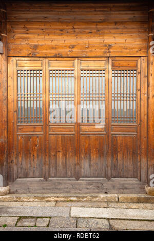 Close up style traditionnel chinois porte en bois. Banque D'Images