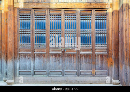 Close up style traditionnel chinois porte en bois. Banque D'Images