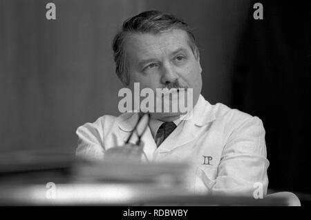 Professeur Luc Montanier portrait à l'Institut Pasteur, Institut Pasteur Paris France 1980 Cure HIV AIDS France. SYSTÈMES HOMER Banque D'Images