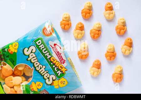 Sac d'Drumchick Swizzels Squashies, orange & saveur ananas gencives ouvert avec table des matières déversées ensemble renversé sur fond blanc - prêt pour Pâques Banque D'Images