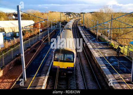 Un train de banlieue en gare Carluke laissant South Lanarkshire, Écosse Banque D'Images