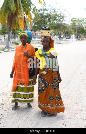 Mozambique local des femmes avec de jeunes enfant dans la rue. Photo prise sur l'île d'IBO. Banque D'Images