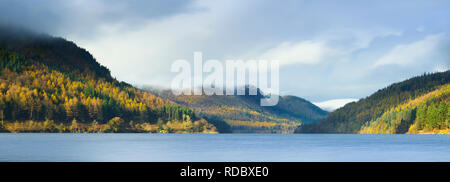 Bas sur le lac Thirlmere à à travers l'eau vers Kewsick & les sommets de montagnes couvertes de neige, pluie d'automne approches tempête de la côte ouest Banque D'Images