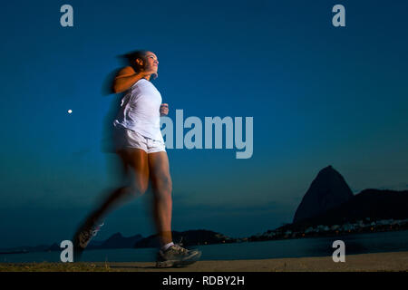 Femme à l'activité sportive'Aterro do Flamengo très tôt le matin avec du pain à l'arrière-plan, Rio de Janeiro, Brésil Banque D'Images