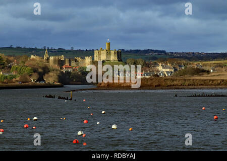 Château de Warkworth et la rivière Coquet de l'Amblève. La marée est en hivers sur un dimanche matin si les bouées sont bien flottant dans l'estuaire de la rivière Banque D'Images