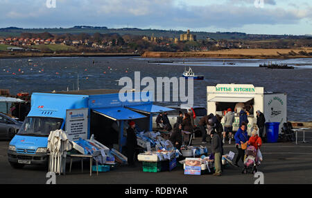 Cw 6548 Amble marché dominical et Château de Warkworth Le marché du dimanche qui a eu lieu du côté du port, dans la ville côtière de l'Amblève. Banque D'Images