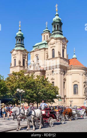 St Nicholas church Prague Prague et cheval en calèche à partir de la place de la vieille ville Staroměstské náměstí Prague République Tchèque Europe Banque D'Images