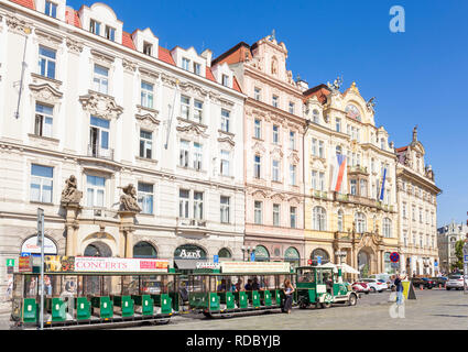 Nouveauté Prague train touristique repose sur un train touristique ou noddy train à la place de la vieille ville Staroměstské náměstí Prague République Tchèque Europe Banque D'Images