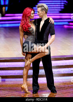 Joe Sugg et Dianne Buswell poser pour les photographes pendant un photocall avant la soirée d'ouverture de la Strictly Come Dancing Tour 2019 à l'Arena, Birmingham à Birmingham. Photo date : Jeudi 17 Janvier, 2019. Crédit photo doit se lire : Aaron Chown/PA Wire Banque D'Images