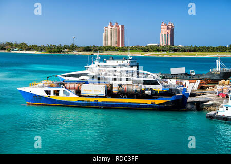 NASSAU, Bahamas - mars 9, 2016 : en face de l'Atlantis Paradise Island Resort, situé dans les Bahamas. ferry ou bateau avec dock new providence en pleine d'affaires réussies. Banque D'Images