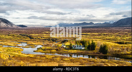 La vallée de Haukadalur en Islande. Peu de bâtiments dans la nature paisible environnement. Paysage de la vallée de l'automne ensoleillé jour ciel nuageux. Beauté étonnante de vallée. Beau paysage avec rivière dans la vallée. Banque D'Images