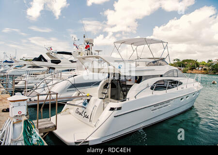 La Romana, République dominicaine, 16 février 2016 à : yachts de luxe amarrés dans le port de baie à jour ensoleillé avec des nuages sur ciel bleu à La Romana, République Dominicaine Banque D'Images