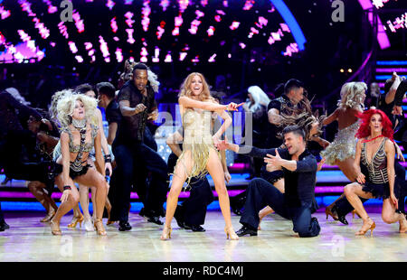 Stacey Dooley (centre) effectue lors d'un photocall avant la soirée d'ouverture de la Strictly Come Dancing Tour 2019 à l'Arena, Birmingham à Birmingham. Photo date : Jeudi 17 Janvier, 2019. Crédit photo doit se lire : Aaron Chown/PA Wire Banque D'Images