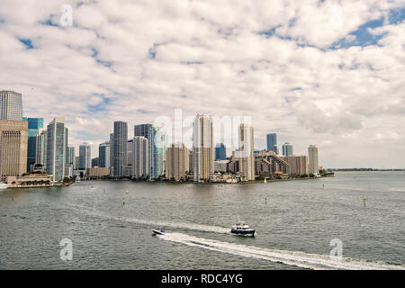 Gratte-ciel de Miami avec bleu ciel nuageux,voile blanc à côté de Miami Downtown, vue aérienne. Miami la vie moderne Banque D'Images