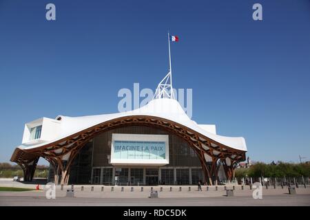 Metz, France - 20 Avril 2015 : Musée Centre Pompidou de Metz et inauguré par le président français Nicolas Sarkozy le 12 mai 2010 Banque D'Images