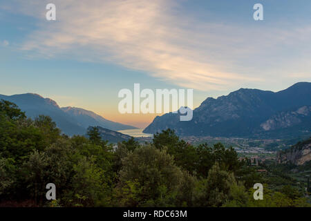 Vue panoramique d'une ville au bord du lac au cours de la lumière du soir. Lago di Garda, Italie. Banque D'Images