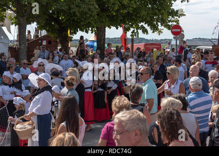 Profitant de la foule pendant la procession de la fête de la mer dans le Crotoy Banque D'Images