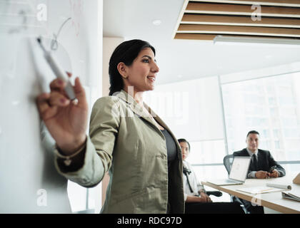 Femme avec présentation en salle de réunion du Bureau du Conseil Banque D'Images