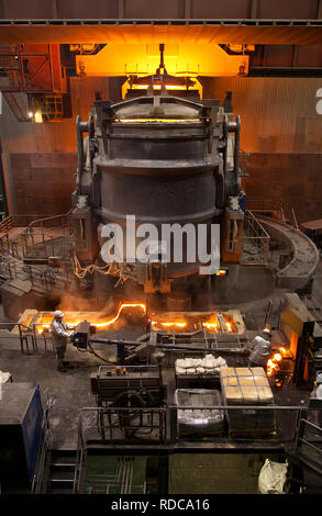 Duisbourg, Rhénanie du Nord-Westphalie, Allemagne - ThyssenKrupp Steel moulin. louche tourelle de l'usine de coulée de l'acier brut est moulé et roulée dans une ligne en t Banque D'Images