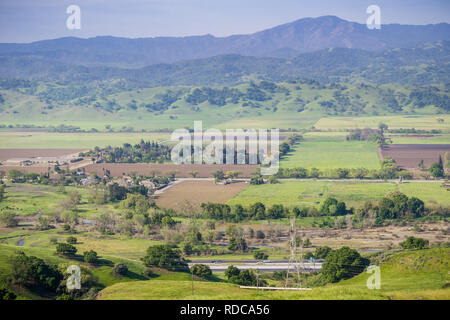 Vue aérienne de champs agricoles, arrière-plan, la montagne au sud de la baie de San Francisco, San Jose, Californie Banque D'Images