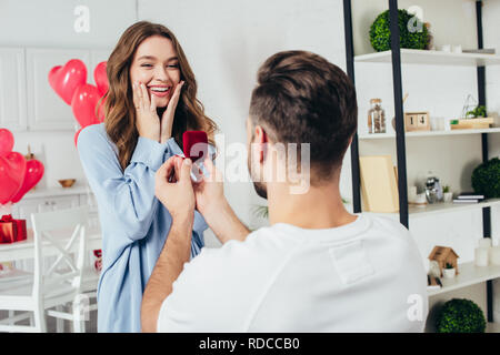 Vue arrière de l'homme faire proposition lors de la Saint-Valentin pour amie Banque D'Images