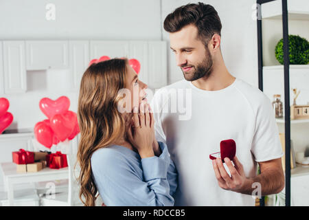 Focus sélectif de l'homme faire proposition lors de la Saint-Valentin pour amie Banque D'Images