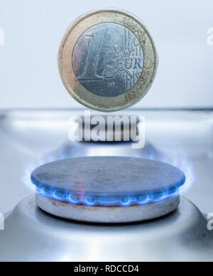Une pièce en euro plus de gaz. Les coûts des services publics en Europe concept Banque D'Images