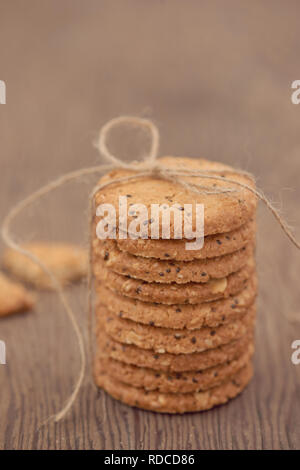 Des cookies aux pépites de chocolat sur la table de bois rustique Banque D'Images