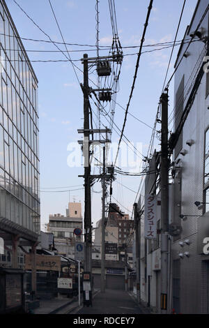 Les frais généraux et de l'électricité japonais Kyoto Japon les câbles téléphoniques Banque D'Images