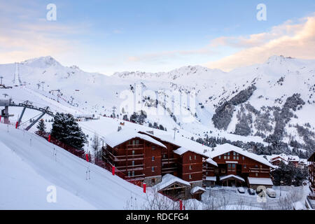 Depuis le balcon : Dernier regard - vendredi comme le soleil se couche sur la piste d'Arc 2000. Banque D'Images