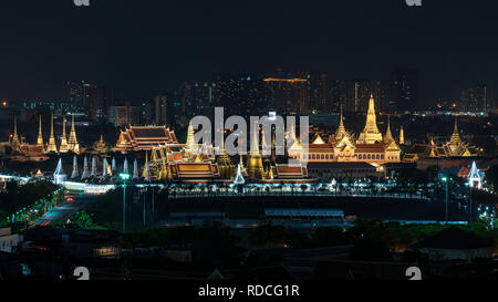 Scène de nuit du Grand Palais et Wat Phra Kaew (Temple du Bouddha d'Emeraude) à Bangkok, Thaïlande Banque D'Images