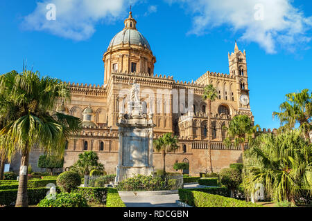 Santa Rosalia statue devant la cathédrale de Palerme (Duomo di Palermo). Palerme, Sicile, Italie, Europe Banque D'Images