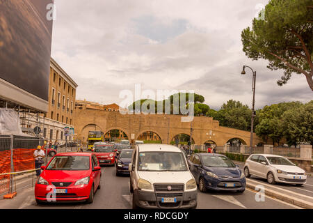 Rome, Italie - 23 juin 2018 : la circulation sur les rues de Rome, Italie Banque D'Images