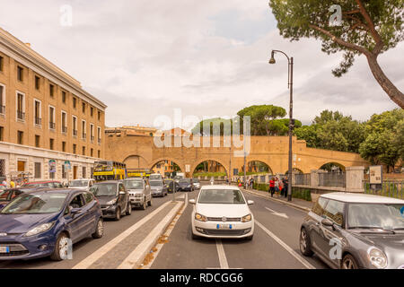 Rome, Italie - 23 juin 2018 : la circulation sur les rues de Rome, Italie Banque D'Images