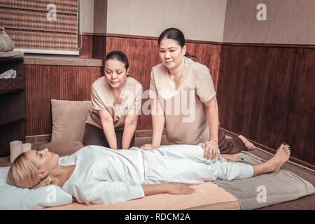 Les femmes asiatiques agréable travaillant comme masseuses dans le salon Banque D'Images