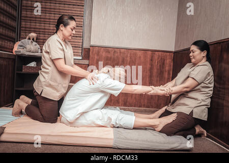 Masseuses Asiatiques qualifiés professionnels travaillant en paire Banque D'Images