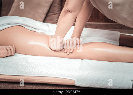 Close up de mains masseuses qualifiés professionnels Banque D'Images
