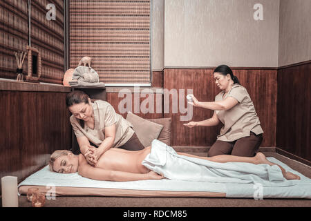 Les femmes asiatiques agréable faire Huile de massage pour le client Banque D'Images